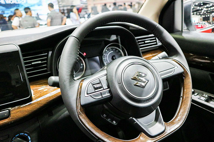 Riêng phiên bản Suzuki Ertiga GX cao cấp nhất được trang bị thêm nội thất ốp gỗ, vô-lăng đa chức năng được bọc da và ốp gỗ, chìa khóa thông minh, nút bấm khởi động, bộ điều chỉnh chiều cao ghế, chỗ để cốc phía trước lỗ thống gió, và một màn hình cảm ứng 6,8 inch cùng với khả năng kết nối Bluetooth. 