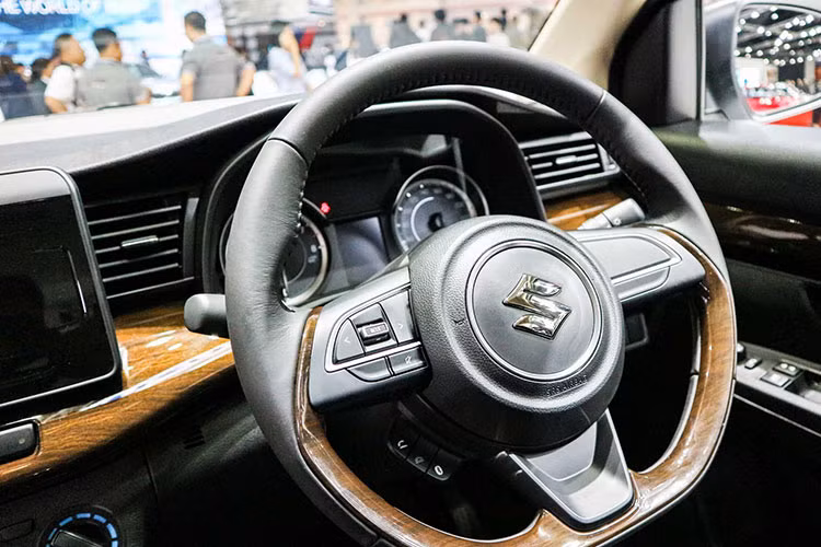 Riêng phiên bản Suzuki Ertiga GX cao cấp nhất được trang bị thêm nội thất ốp gỗ, vô-lăng đa chức năng được bọc da và ốp gỗ, chìa khóa thông minh, nút bấm khởi động, bộ điều chỉnh chiều cao ghế, chỗ để cốc phía trước lỗ thống gió, và một màn hình cảm ứng 6,8 inch cùng với khả năng kết nối Bluetooth. 