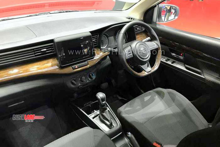 Bên trong nội thất của xe, bảng táp-lô được thiết kế với các đường kẻ ngang và hệ thống giải trí thông tin nổi. Vô-lăng 3 chấu được kế thừa từ mẫu Swift mới, hai ghế trước được thiết kế với hai tông màu be và màu nâu. Ngoài ra, các trang bị nổi bật khác có thể kể đến như cổng sạc 12V cho ghế trước/sau, đầu cắm USB và audio, 4 loa và cảm biến lùi.