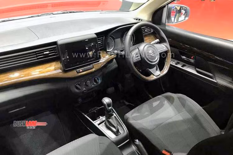 Bên trong nội thất của xe, bảng táp-lô được thiết kế với các đường kẻ ngang và hệ thống giải trí thông tin nổi. Vô-lăng 3 chấu được kế thừa từ mẫu Swift mới, hai ghế trước được thiết kế với hai tông màu be và màu nâu. Ngoài ra, các trang bị nổi bật khác có thể kể đến như cổng sạc 12V cho ghế trước/sau, đầu cắm USB và audio, 4 loa và cảm biến lùi.