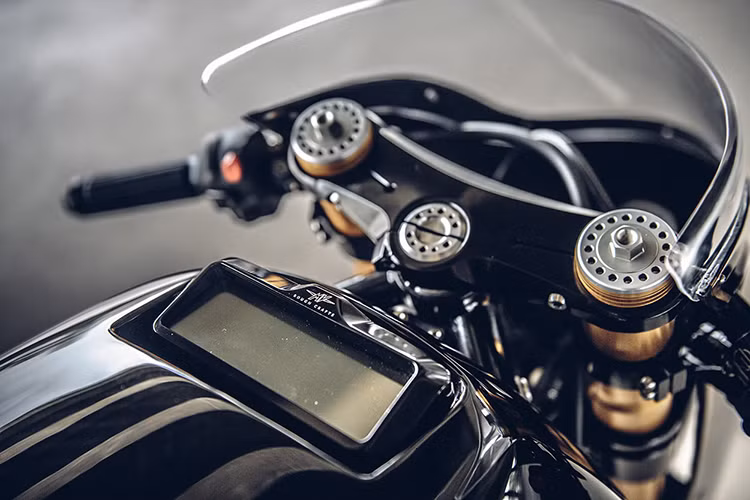 Ngoại hình của xe được làm thon gọn, không thấy chi tiết thừa thãi. Đồng hồ công tơ mét dạng điện tử khá nhỏ gọn được thiết kế lại và lắp ngay vị trí bình xăng, tương tự trên chiếc Power ctuiser Ducati Diavel. Tay lái của xe được thiết kế dạng clip-on với các chi tiết cổ điển.