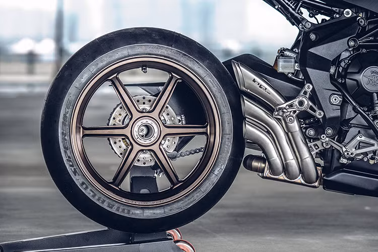 Là mẫu siêu xe môtô "hàng thửa" được làm lại từ chiếc Brutale Dragster 800 RR nhưng hầu như nó chỉ được xưởng độ xe Rough Crafts giữ lại bộ khung sườn và khối động cơ 3 xylanh thẳng hàng với công xuất 140 mã lực. Còn lại các chi tiết khác đều được làm mới thủ công.