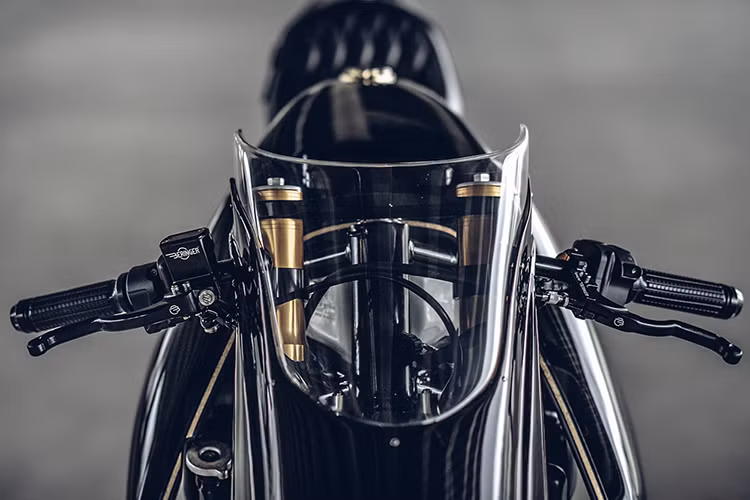 Có thể nói, nổi bật nhất chính là bộ ốp carbon ngay đầu xe. Phần đầu của chiếc xe và 2 bên bình xăng mặc dù thiết kế lớn và "dị" nhưng lại có tỉ lệ cân xứng với chiếc siêu môtô MV Agusta Ballistic Trident độc đáo này.