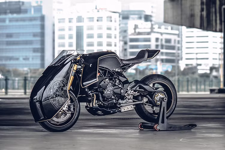 Qua bàn tay diệu kỳ của các nghệ nhân xưởng độ Rough Crafts, MV Agusta Brutale Dragster 800 RR hoàn toàn lột xác thành một siêu môtô hoàn khác khác biệt, mạnh mẽ hơn bội phần. Mang cái tên môtô MV Agusta Ballistic Trident ngay khi lộ diện đã nhận được rất nhiều lời khen từ các fan đam mê độ xe trên toàn thế giới.