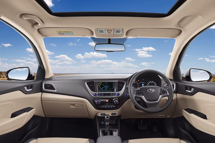 Ở bên trong nội thất, một lần nữa Verna thừa hưởng thiết kế của những mẫu Hyundai thế hệ mới trong thời gian gần đây như i20 hay Elantra. Phiên bản cao cấp của xe cũng được trang bị khá hấp dẫn với hệ thống thông tin giải trí màn hình cảm ứng 7 inch, kết nối smartphone qua Android Auto hay Apple CarPlay, điều khiển bằng giọng nói và điều hòa tự động.