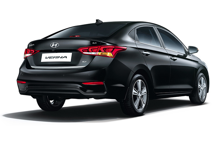 Dù có thân xe ngắn nhưng nhờ có vòm mái cong mềm và thấp theo kiểu coupe nên Verna trông vẫn khá thanh thoát. Phía sau xe là cặp đèn hậu tách làm 3 khối LED đẹp mắt. Với những đường gân nổi tách rời, cản sau của xe nhìn khá thể thao so với các đối thủ. Tùy phiên bản, Verna sẽ có mâm đúc 16 hoặc 17 inch.