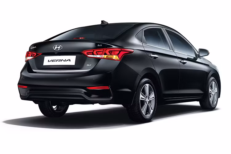 Dù có thân xe ngắn nhưng nhờ có vòm mái cong mềm và thấp theo kiểu coupe nên Verna trông vẫn khá thanh thoát. Phía sau xe là cặp đèn hậu tách làm 3 khối LED đẹp mắt. Với những đường gân nổi tách rời, cản sau của xe nhìn khá thể thao so với các đối thủ. Tùy phiên bản, Verna sẽ có mâm đúc 16 hoặc 17 inch.