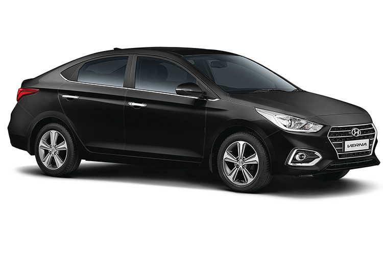 Mẫu xe Hyundai Verna 2018 vừa bổ sung thêm bản động cơ diesel 1,4 lít mới cho thị trường Ấn Độ. Kích thước chiều dài tổng thể của chiếc xe sedan hạng B này bao gồm chiều dài x rộng tổng thể x chiều cao tổng thể của xe lần lượt là: 4440mm X 1729mm X 1445mm.