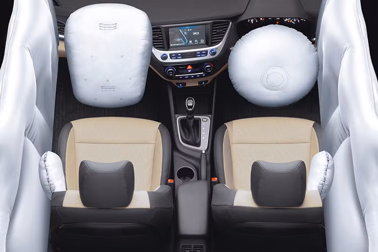 Ngoài ra, hãng xe ôtô Hyundai cũng giới thiệu thêm hai biến thể cho bản Verna 1.6 là :Hyundai Verna 1.6 xăng tự động SX + và Hyundai Verna 1.6 diesel SX(O). Hyundai Verna 1.6 xăng tự động SX + tại tị trường Ấn Độ.