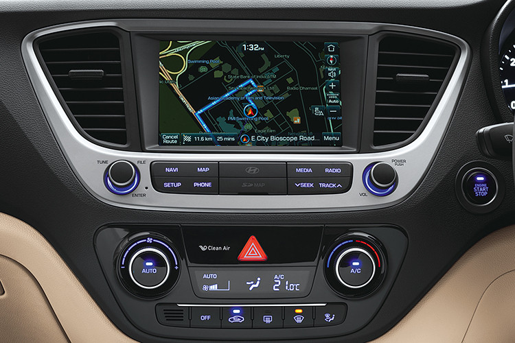 Các ghế ngồi trên xe được bọc kết hợp giữa vật liệu ni và giả da, trong khi đa số những chi tiết nhựa trong nội thất xe đều làm từ nhựa cứng, thể hiện mức giá rẻ của Verna. Về an toàn, chiếc xe được trang bị chassis cứng hơn, 6 túi khí trên bản cao nhất cùng các trang bị như phanh khẩn cấp hay camera lùi.