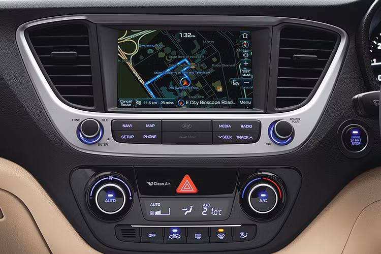 Các ghế ngồi trên xe được bọc kết hợp giữa vật liệu ni và giả da, trong khi đa số những chi tiết nhựa trong nội thất xe đều làm từ nhựa cứng, thể hiện mức giá rẻ của Verna. Về an toàn, chiếc xe được trang bị chassis cứng hơn, 6 túi khí trên bản cao nhất cùng các trang bị như phanh khẩn cấp hay camera lùi.