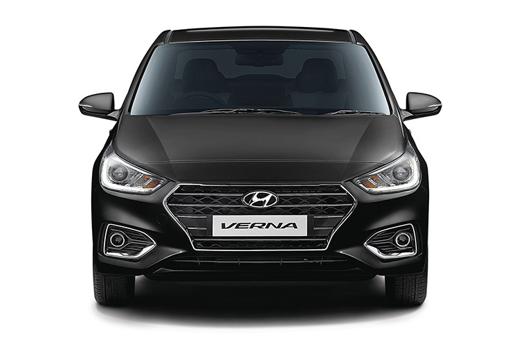 Một điểm dễ nhận thấy của Hyundai Verna mới vẫn mang ngôn ngữ thiết kế Fluidic Sculpture 2.0 quen thuộc của hãng xe Hàn Quốc như phiên bản máy xăng trước đây, với cụm lưới tản nhiệt lục giác hơi bóp thuôn ở phía dưới cùng các đèn pha LED sắc sảo tương tự dòng Elantra.