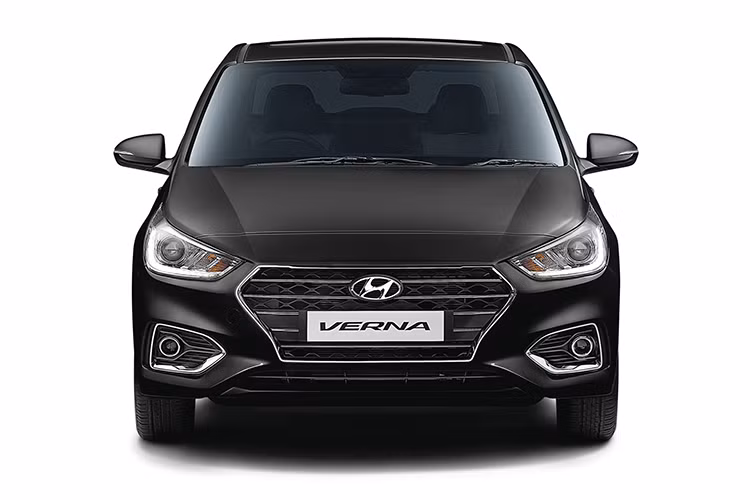 Một điểm dễ nhận thấy của Hyundai Verna mới vẫn mang ngôn ngữ thiết kế Fluidic Sculpture 2.0 quen thuộc của hãng xe Hàn Quốc như phiên bản máy xăng trước đây, với cụm lưới tản nhiệt lục giác hơi bóp thuôn ở phía dưới cùng các đèn pha LED sắc sảo tương tự dòng Elantra.