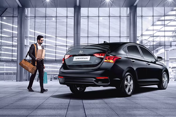 Giá xe Hyundai Verna mới sử dụng động cơ diesel 1,4 lít có 2 tùy chọn: phiên bản cơ sở E có giá bán là 929.000 INR (khoảng 297 triệu đồng) và phiên bản 1.4 EX có giá 999.000 INR( khoảng 320 triệu đồng).
