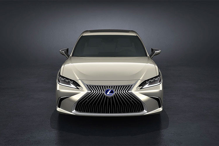Trong khi đó, chiều dài cơ sở của xe tăng 50 mm và chiều rộng tăng 45 mm. Chiều rộng giữa 2 bánh của mẫu xe Lexus ES 2019 tăng 10 mm phía trước và 38 mm đằng sau. Xe mang phong cách tương tự mẫu sedan hạng sang cỡ lớn LS với lưới tản nhiệt hình con suốt cỡ lớn đặc trưng.
