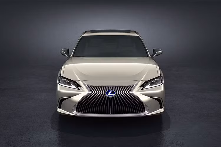 Trong khi đó, chiều dài cơ sở của xe tăng 50 mm và chiều rộng tăng 45 mm. Chiều rộng giữa 2 bánh của mẫu xe Lexus ES 2019 tăng 10 mm phía trước và 38 mm đằng sau. Xe mang phong cách tương tự mẫu sedan hạng sang cỡ lớn LS với lưới tản nhiệt hình con suốt cỡ lớn đặc trưng.