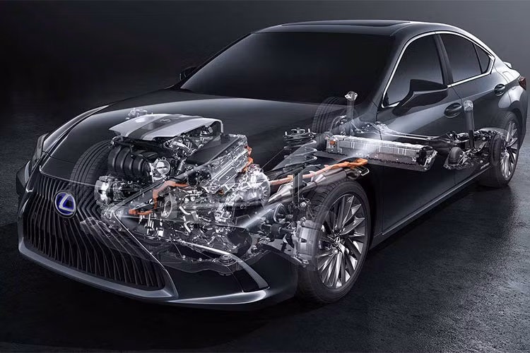 Nằm bên dưới nắp capô của Lexus ES 350 2019 là động cơ xăng V6, dung tích 3,5 lít với hệ thống phun nhiên liệu D4-S nâng cấp, tạo ra công suất tối đa 300 mã lực và mô-men xoắn cực đại 355 Nm. So với phiên bản cũ, động cơ này mạnh hơn 32 mã lực và 19 Nm. Sức mạnh được truyền tới cầu trước thông qua hộp số tự động Direct Shift 8 cấp.