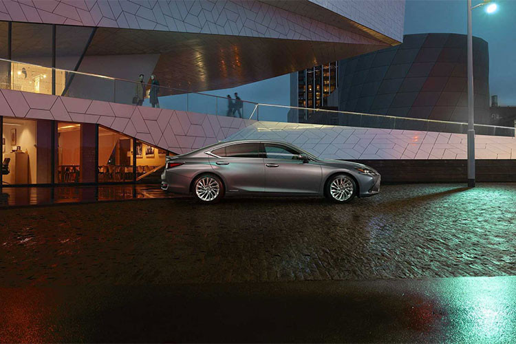 Ở một số thị trường, Lexus ES 250 2019 lại sử dụng động cơ xăng 4 xi-lanh, dung tích 2,5 lít với công nghệ điều khiển thời gian đóng mở van biến thiên thông minh VVT i. Trong khi đó, Lexus ES 300h 2019 được trang bị hệ dẫn động hybrid bao gồm động cơ xăng Atkinson Cycle 4 xi-lanh, mô-tơ điện nhỏ gọn hơn và hộp số ECVT-i.