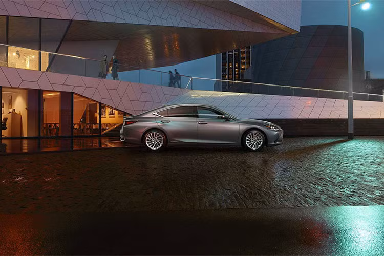 Ở một số thị trường, Lexus ES 250 2019 lại sử dụng động cơ xăng 4 xi-lanh, dung tích 2,5 lít với công nghệ điều khiển thời gian đóng mở van biến thiên thông minh VVT i. Trong khi đó, Lexus ES 300h 2019 được trang bị hệ dẫn động hybrid bao gồm động cơ xăng Atkinson Cycle 4 xi-lanh, mô-tơ điện nhỏ gọn hơn và hộp số ECVT-i.