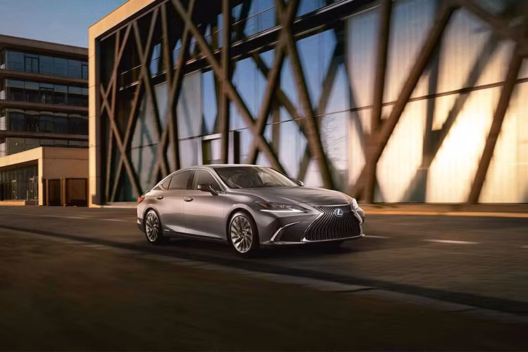 Ở thế hệ mới, Lexus ES sẽ đóng vai trò thay thế cho dòng GS vốn có doanh số bán ra khá khiêm tốn và đang đứng trước nhiều tin đồn sắp bị ''khai tử''. Lexus ES 2019 mới dự kiến sẽ được bán vào cuối năm nay và sẽ cạnh tranh trực tiếp với: Mercedes-Benz E-Class (W213), BMW 5-Series (G30) hay Audi A6...