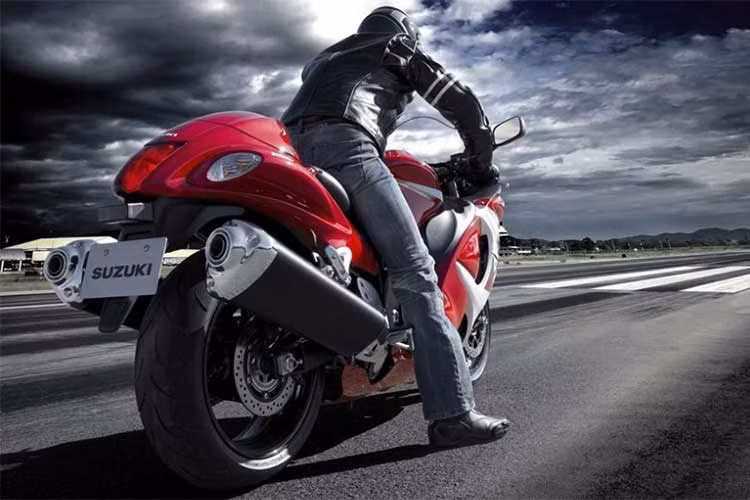 Theo nhiều nguồn tin thì rất có thể Suzuki Hayabusa 2019 mới sẽ sử dụng hệ thống van biến thiên và côn kép hoàn toàn mới được Suzuki giới thiệu trên dòng sản phẩm Gixxer 1L mới đây - những công nghệ vốn trước đây chỉ áp dụng trên những mẫu xe đua MotoGP.