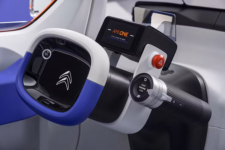 Tiếp đó là bộ la-zăng 4 chấu vô cùng khác biệt. Ngoài ra, Citroen Ami One Concept mới còn sở hữu kết cấu cửa mở ngược ở bên ghế lái, giúp cho việc ra, vào cabin dễ dàng hơn. Và cũng không thể bỏ qua tính năng mở mui khá thú vị, đem đến những trải nghiệm của một chiếc xe mui trần.