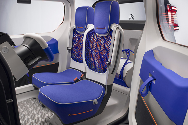 Được biết, những chiếc xe điện được sản xuất sau ngày 1/1/2019 phải đi kèm hệ thống âm thanh nhân tạo nhằm cảnh báo người đi bộ ở tốc độ thấp. Và Ami One cũng có một hệ thống của riêng mình với các giai điệu kết hợp giữa giọng nam và nữ thay vì những tiếng kêu như robot quá nhàm chán.