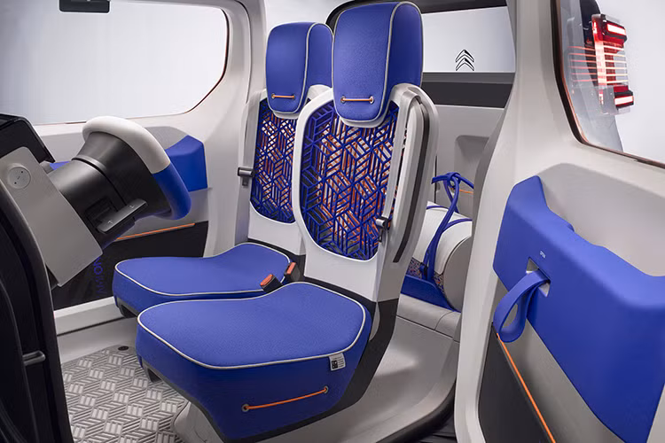 Được biết, những chiếc xe điện được sản xuất sau ngày 1/1/2019 phải đi kèm hệ thống âm thanh nhân tạo nhằm cảnh báo người đi bộ ở tốc độ thấp. Và Ami One cũng có một hệ thống của riêng mình với các giai điệu kết hợp giữa giọng nam và nữ thay vì những tiếng kêu như robot quá nhàm chán.