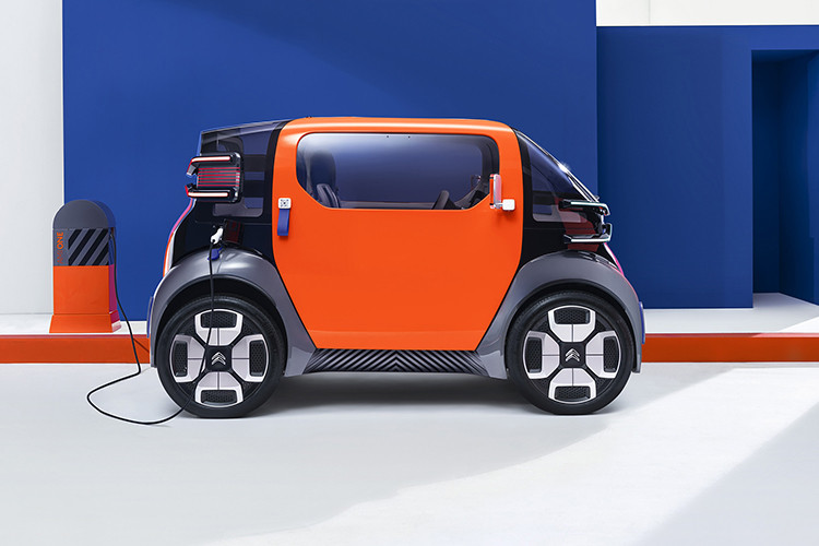 Ngay từ vẻ bề ngoài, Ami One đã cho chúng ta đã thấy được điều gì đó mới lạ, thú vị. Đó là kiểu dáng vuông vức như một chiếc hộp, kết hợp với kích thước nhỏ gọn – đặc trưng của những mẫu xe dành cho đô thị. Theo công bố, Ami One chỉ dài 2,5 mét, cao 1,5 mét và chỉ nặng 425kg.