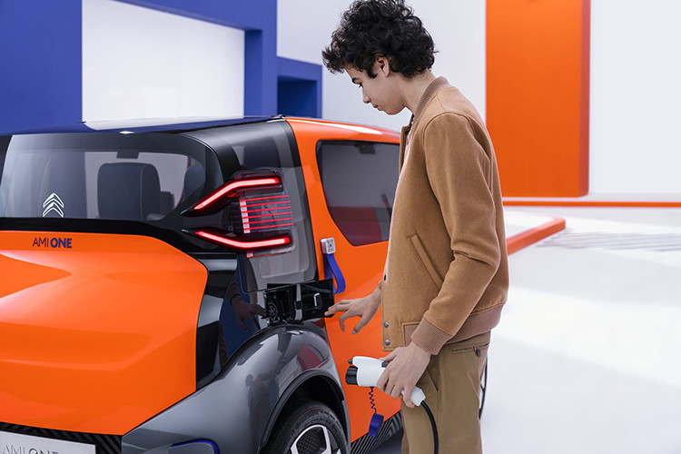 Để bước vào trong xe, chúng ta sẽ sử dụng smartphone để mở khóa với mã QR. Ami One không sử dụng tay nắm cửa thông thường mà có hình dạng dây quai. Nội thất của chiếc xe cũng mang phong cách tối giản, hiện đại như phần ngoại thất và được phối màu khá nhã nhặn. Trung tâm chỉ huy của model này là một hệ thống dạng HUD sở hữu giao diện thân thiện.