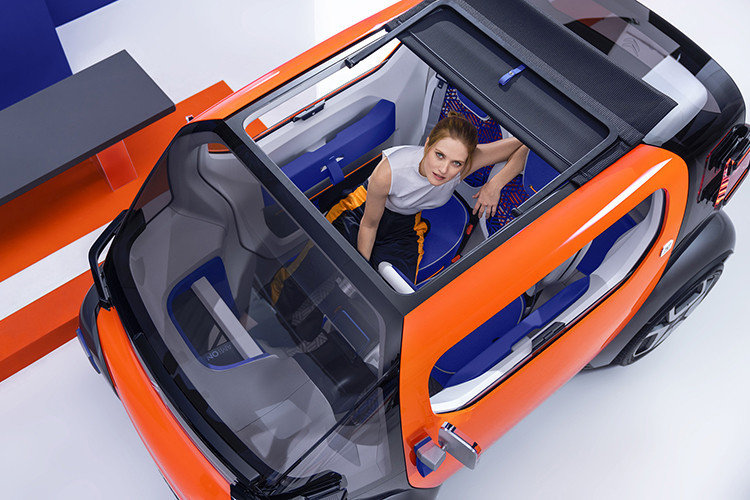 Hỗ trợ cho tài xế là tính năng điều khiển bằng giọng nói và màn hình 5inch đóng vai trò như một bảng đồng hồ kỹ thuật số, có nhiệm vụ hiển thị những thông tin cơ bản liên quan tới chiếc xe trong khi vận hành. Theo công bố của nhà sản xuất, Ami One vẫn duy trì vô-lăng và núm sang số.