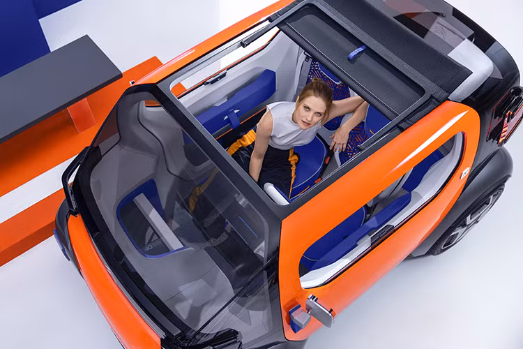 Hỗ trợ cho tài xế là tính năng điều khiển bằng giọng nói và màn hình 5inch đóng vai trò như một bảng đồng hồ kỹ thuật số, có nhiệm vụ hiển thị những thông tin cơ bản liên quan tới chiếc xe trong khi vận hành. Theo công bố của nhà sản xuất, Ami One vẫn duy trì vô-lăng và núm sang số.