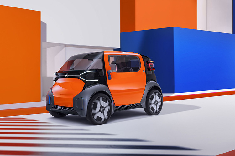 Dù mới ở dạng concept nhưng hãng xe hơi Citroen đã tính tới những thứ xa xôi liên quan đến vấn đề sở hữu Ami One. Theo đó, chiếc xe có thể được mua đứt, thuê ngắn và dài hạn cũng như sử dụng dưới dạng dịch vụ chia sẻ. Như vậy, có thể hãng xe Pháp đang có ý định thương mại hóa Ami One, hoặc ít nhất là một mẫu xe điện tương tự.