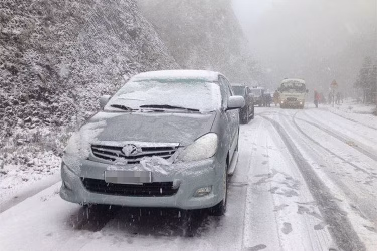 Ôtô cũng như con người rất dễ gặp những vấn đề ảnh hưởng đến sức khỏe khi thời tiết thay đổi. Mùa đông, nhiệt độ xuống thấp nên các độ phận thường xuất hiện nhiều biểu hiện lạ, sự co giãn không đều lớp nhựa, cao su từ các bộ phận trên xe sẽ ảnh hưởng đến an toàn. Do đó, trước khi nhiệt độ thời tiết chưa xuống mức quá thấp cần chuẩn bị các tình huống cho xe.