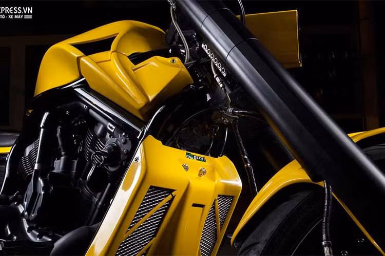 Khối động cơ nguyên bản của bản độ V-Rod Muscle vẫn được giữ nguyên trên bản độ này với dạng V-Twin, dung tích 1247 cc, hệ thống phun xăng điện tử ESPFI làm mát bằng dung dịch, đem tới công suất tối đa 122 mã lực cùng mô-men xoắn cực đại 115 Nm.