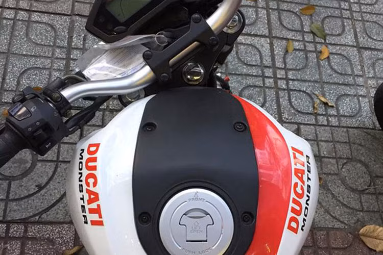 Nhìn tổng thể xe, có thể nói GPX Demon là đứa con lai không hơn không kém của Honda MSX và Ducati Monster. Hệ thống chiếu sáng trên xe gồm đèn pha halogen H8 12v-35w và đèn hậu LED. Đầu đèn của xe có dạng thoi dài, giống MSX, nhưng được chia đôi bằng ốp nhựa giống với mẫu naked-bike PKL Ducati Monster.