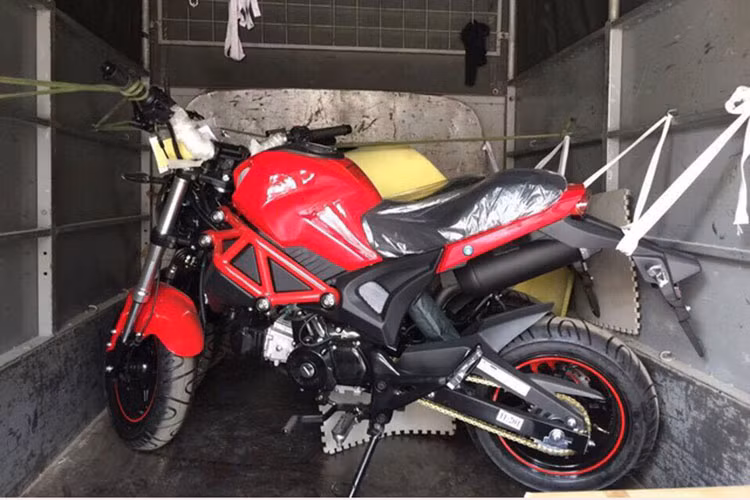 Theo thông tin rao bán, Ducati Monster 110 thuộc diện xe CKD (Completely Knocked Down) hay lắp ráp tại Thái Lan với 100% linh kiện nhập khẩu. Như đã biết, dòng Ducati Monster chính hãng chỉ có các phiên bản như 696, 795, 796, 821, 1100 và 1200 chứ không hề có 110. Do đó, thông tin về Ducati Monster 110 đã khiến nhiều người bất ngờ.