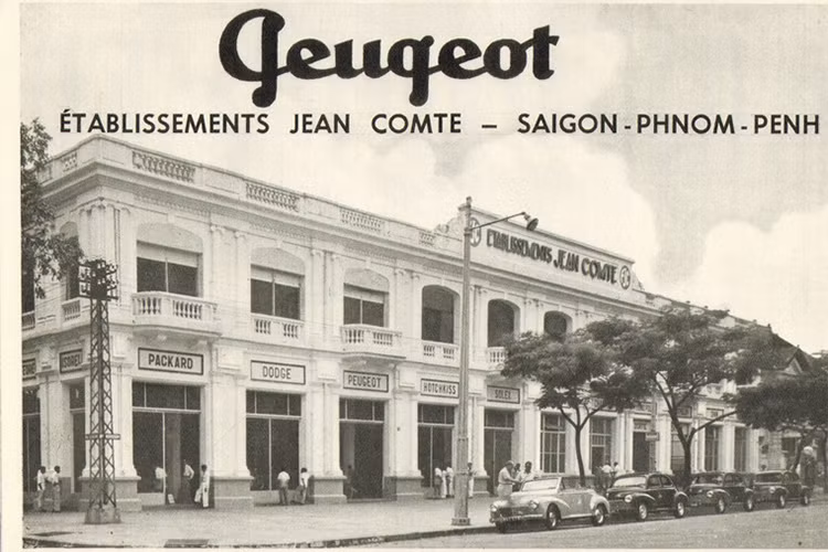 Hãng xe hơi Peugeot đình đám của Pháp thời điểm đó có trụ sở ở Sài Gòn và Phnom Penh. Mẫu quảng cáo của hãng này khoe khéo quy mô bề thế của tòa nhà Jean Comte, nơi đặt showroom của hãng ở Sài Gòn.