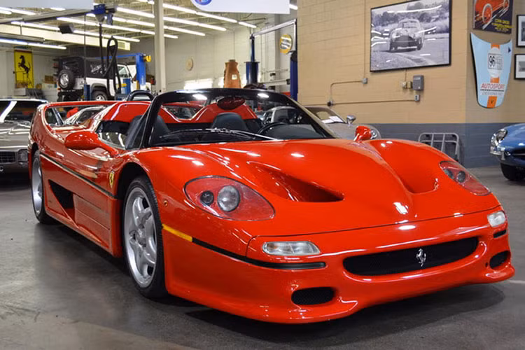 Gần đây nhất, một chiếc Ferrari F50 màu đỏ Rosso Corsa đã được đem đi rao bán, điều đặc biệt, đây không chỉ là chiếc F50 đầu tiên được chế tạo mà còn là chiếc xe được giới thiệu tại triển lãm Geneva vào năm 1995.
