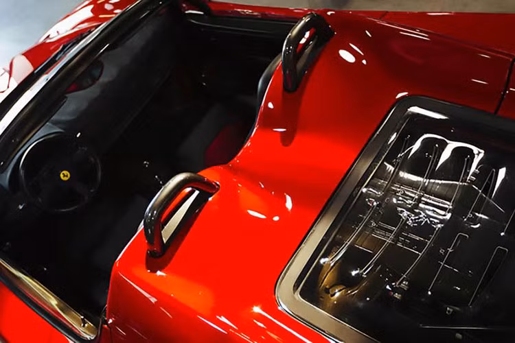 Nếu ai có ý định mua siêu xe Ferrari F50 đầu tiên chế tạo trên thế giới vẫn sẽ nhận được nhiều phụ tùng kèm theo xe và chính sách bảo hành đầy đủ.