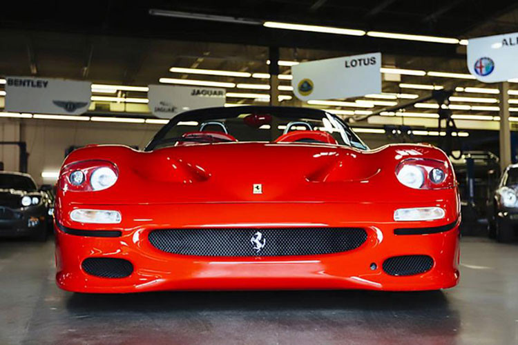 Ngoài ra, đây cũng chính là siêu xe Ferrari được sử dụng để chụp ảnh gửi cho giới truyền thông cũng như in ra treo ở các vị trí đẹp tại nhà máy hay là nguồn cảm hứng để hoạ sĩ Shin Yoshikawa chắp bút.