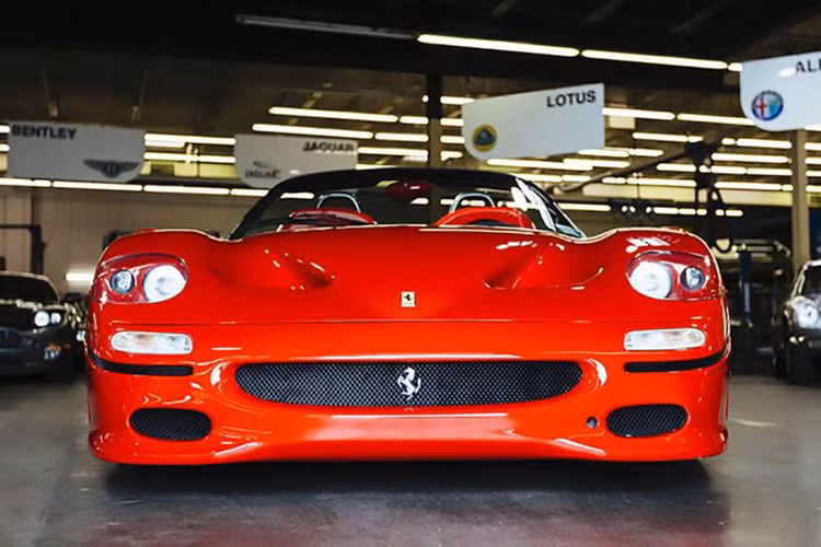 Ngoài ra, đây cũng chính là siêu xe Ferrari được sử dụng để chụp ảnh gửi cho giới truyền thông cũng như in ra treo ở các vị trí đẹp tại nhà máy hay là nguồn cảm hứng để hoạ sĩ Shin Yoshikawa chắp bút.