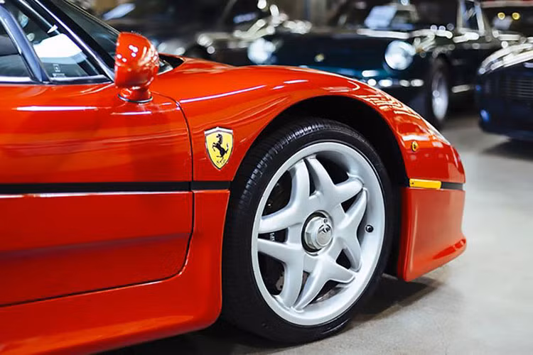 Được biết, chiếc Ferrari F50 này đã trải qua nhiều đời chủ nhân và nằm trong các garage nổi tiếng như của Jacques Swaters, một tay đua huyền thoại đến từ Bỉ, lọt vào tay một nhà sưu tập Mỹ vào năm 2007 và xuất hiện ở sự kiện xe Quail, tuần lễ Monterey, California vào năm 2008.