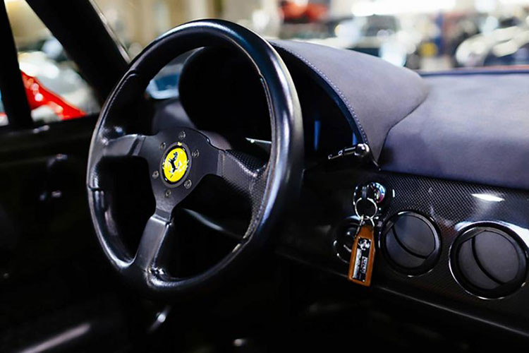 Được biết, đây cũng là siêu xe Ferrari cuối cùng với số sê-ri 5 chữ số, ddáng chú ý là chiếc Ferrari F50 hàng hiếm này chỉ mới lăn bánh với số đồng hồ công tơ mét dừng ở con số 1.400 miles, tương đương 2.253 km. Ngoại thất và nội thất xe vẫn còn khá mới.