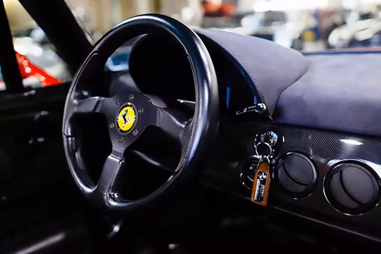 Được biết, đây cũng là siêu xe Ferrari cuối cùng với số sê-ri 5 chữ số, ddáng chú ý là chiếc Ferrari F50 hàng hiếm này chỉ mới lăn bánh với số đồng hồ công tơ mét dừng ở con số 1.400 miles, tương đương 2.253 km. Ngoại thất và nội thất xe vẫn còn khá mới.