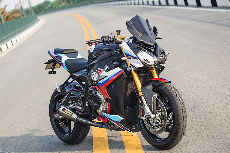 Chiếc siêu naked-bike BMW S1000R khi ra mắt tại thị trường Việt Nam vào năm 2016 được BMW Motorrad Việt Nam bán khoảng 588 triệu đồng. Nó cũng được xem là đối thủ của nhiều thương hiệu môtô phân khói lớn đang bán chạy ở Việt Nam như Kawasaki Z1000, Honda CB1000R...