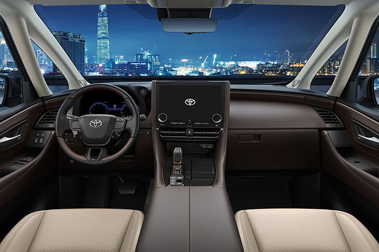 Toyota Alphard và Vellfire 2025 PHEV còn tích hợp công nghệ cung cấp điện cho gia đình (V2H). Sau khi sạc đầy pin và bình nhiên liệu, xe có thể cung cấp điện trong 5,5 ngày, phù hợp cho những tình huống khẩn cấp.