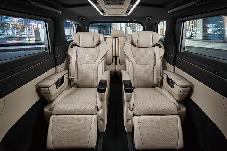 Tạin thị trường Nhật Bản, mức giá xe Toyota Alphard PHEV 2025 có mức khởi điểm 10,65 triệu Yên (khoảng 1,81 tỷ đồng) và Vellfire PHEV có giá 10,85 triệu Yên (khoảng 1,84 tỷ đồng). 