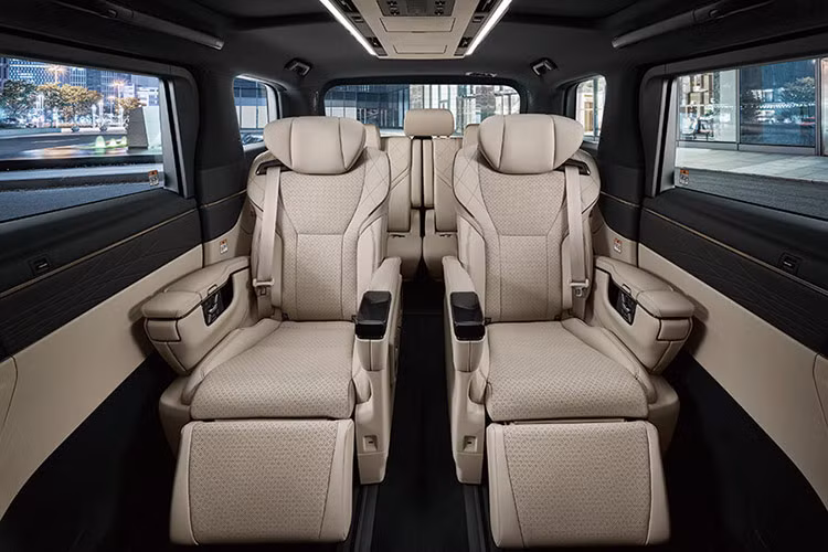 Tạin thị trường Nhật Bản, mức giá xe Toyota Alphard PHEV 2025 có mức khởi điểm 10,65 triệu Yên (khoảng 1,81 tỷ đồng) và Vellfire PHEV có giá 10,85 triệu Yên (khoảng 1,84 tỷ đồng). 