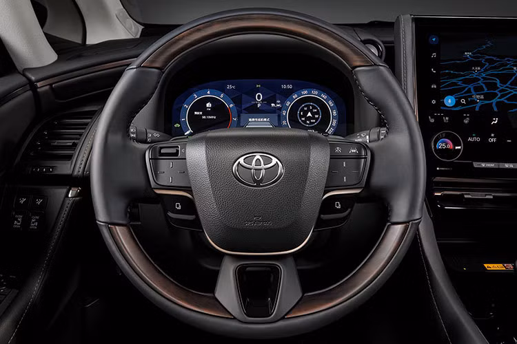 Hệ thống Smooth Stop mới cải thiện đáng kể độ mềm khi phanh, giám bớt tình trạng hành khách bị xô về phía trước. Ngoài ra, xe còn được trang bị vành hợp kim nhôm 19 inch, vô lăng ốp gỗ và trần xe bọc da lộn Ultrasuede mang lại cảm giác sang trọng.